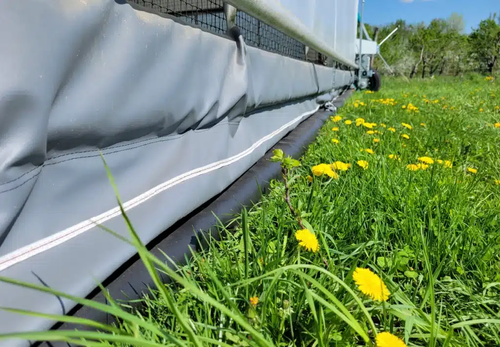 electrified skirting system for chicken house